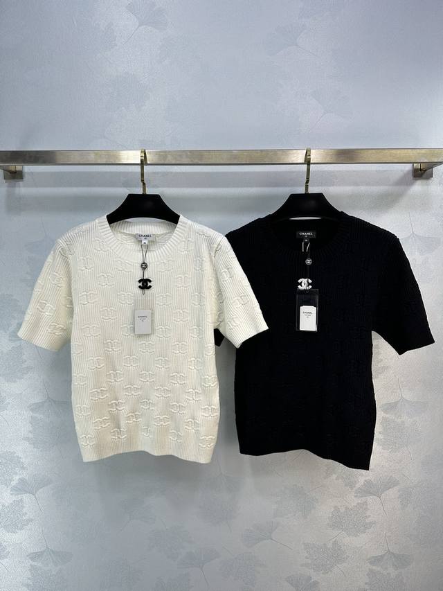 Chane*夏季新款针织上衣 极简黑白搭配logo和立体的浮雕设计 简约又高级 2色3码sml。