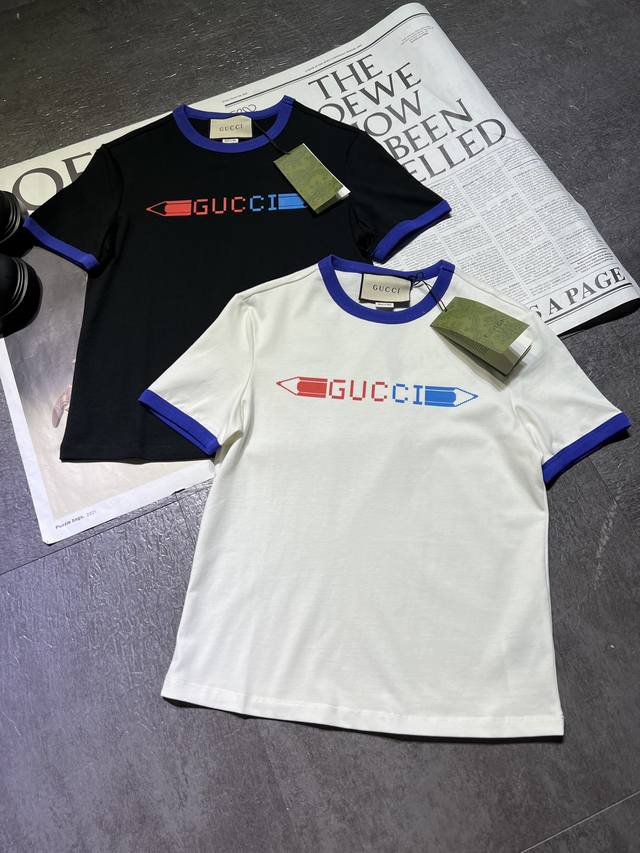 原版开发gucc*女士白色红蓝铅笔logo棉质t恤 出货，牛仔丝棉面料，撞色螺纹，柜子两色出货，高版本，大货sml