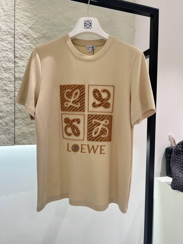 2024早春loewe新品 非常推荐一款时髦又百搭的罗意威t复古撞色 采用特别制作工艺和独特手工订珠 耗时半个月翻单出货， 板板恰到好处．上身藏肉显瘦 面料厚实