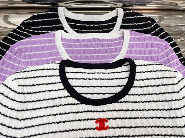 新款！最新ch 24New 条纹针织短袖上衣。颜色：紫、白、黑。尺码:Sml。