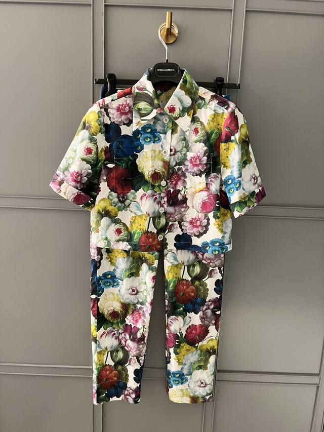 上衣 裤子440 24春夏新品这套衣服我们做的定位还原花！上衣前胸扣子部位和裤子拉链部位都可以清楚的看出原因花位的效果！现货36-38-40-42