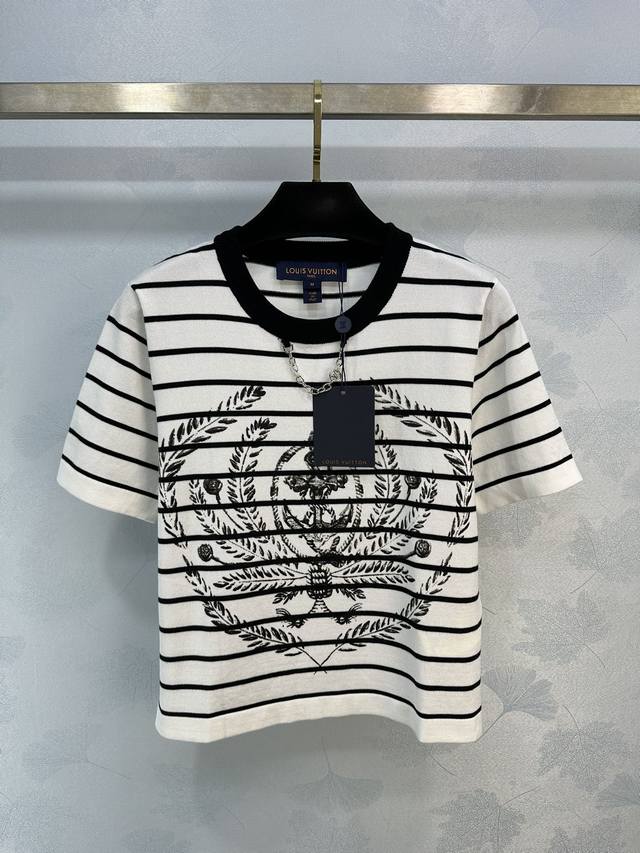 Louis Vuitto*夏季新款条纹徽章，麦穗针织t恤经典的黑白元素，简约又高级加上链条装饰特别有质感，非常适合夏季穿着 1色3码sml。 - 点击图像关闭