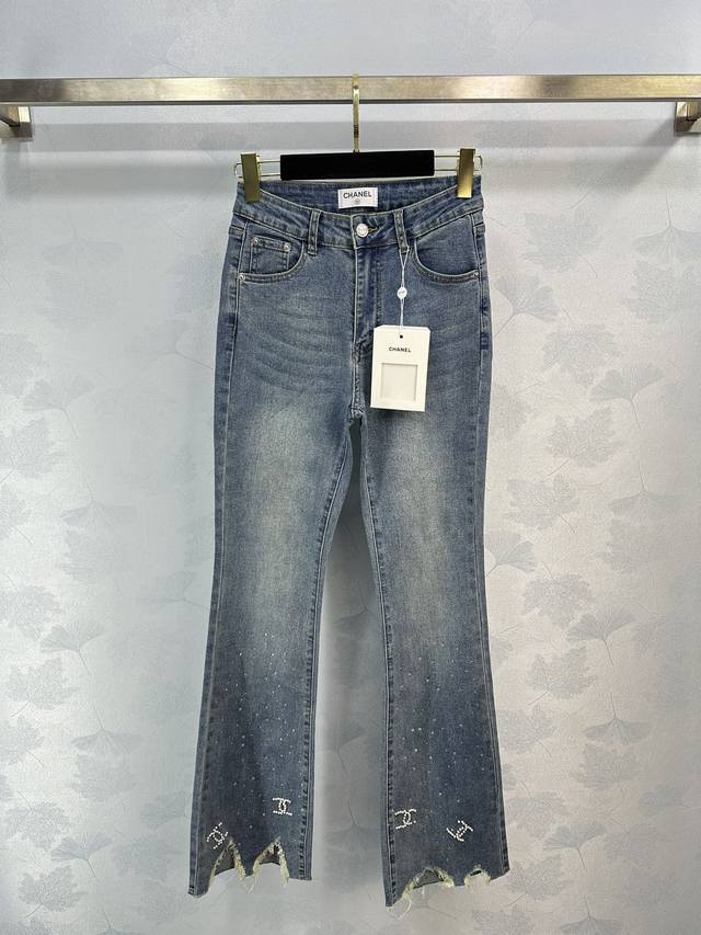 Chane*夏季新款浅色牛仔裤，极简设计搭配蓝色系还有裤边的珍珠。Logo甜美又温柔特别简单，凸显优雅气质。 1色3码sml。