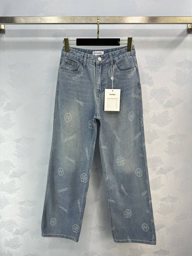 Chane*夏季新款经典高腰牛仔裤，经典的洗水蓝搭配山茶花logo设计，超级百搭俏皮又时髦 1色3码sml。