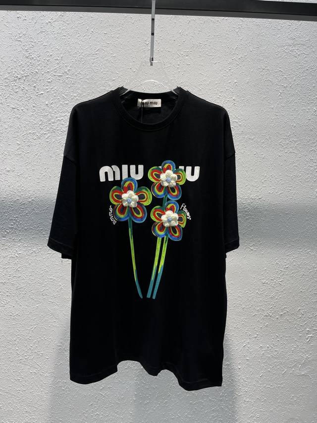 Miumi*24Ss春夏新款上新毛线立体花朵圆领t恤高温烫印的彩色图案印花立体毛线花朵装饰，非常有春夏的活力气息！Os宽松版型，男女都能轻松驾驭，百搭且不挑人！