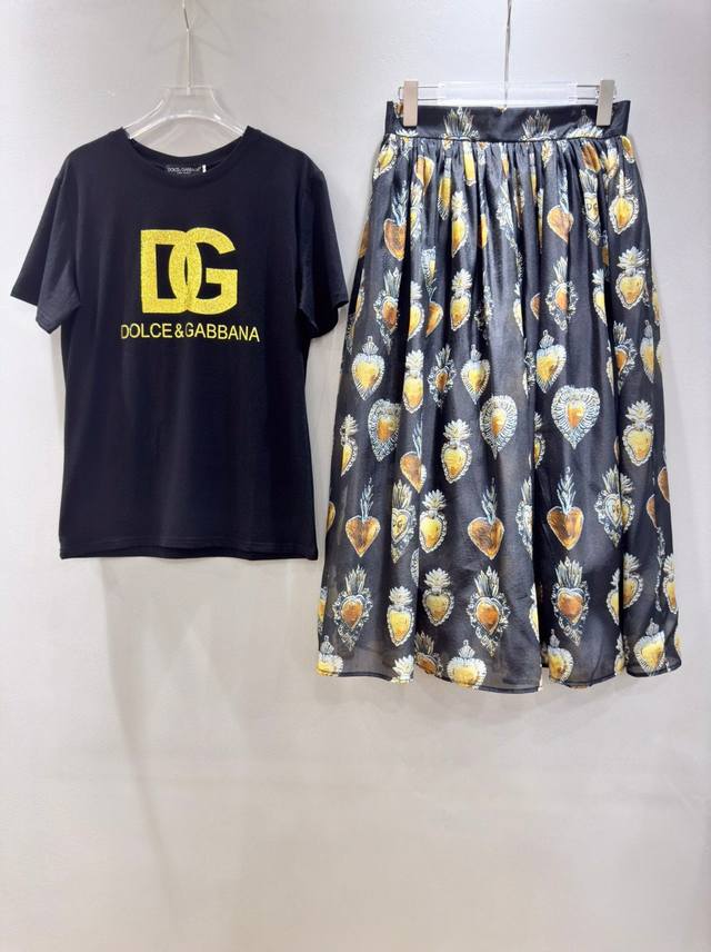 套装dolce & Gabbana 女士 新品烫金字母徽标短袖t恤＋圣心欧根纱胶囊系列印花中长款伞裙财富幸运爱心大摆网纱双层半裙 套装两件套。Smlxl