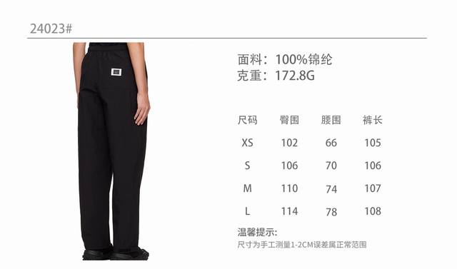 Acne 新品 笑脸冲锋衣套装 裤子和上衣可拆开卖哦 面料：100%锦纶 颜色：黑色 尺寸：Xs-S-M-L 采用进口复合纤维面料 ，轻薄透气 舒适感极佳 整身