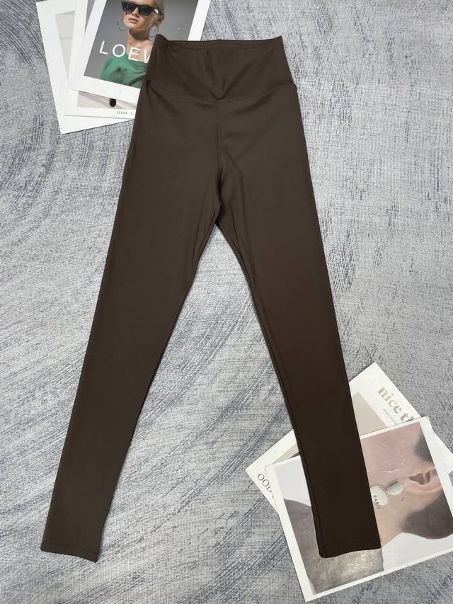 新款 Lulu24Ss高弹瑜伽裤 高腰裤头拉长比例单穿有型 高弹力面料 回弹性极佳！蹲下起身 丝毫没有束缚感 单穿打底都向 尺寸：Sml