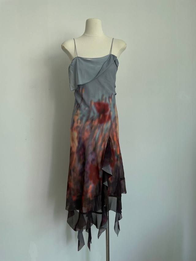 Acne Studios24新款油画荡领氛围感连衣裙 今年很火的一条裙子非常美 像一幅画，不规则的荡领加大露背 很仙很飘逸，面料是根据yb1:1去印的 还原度很
