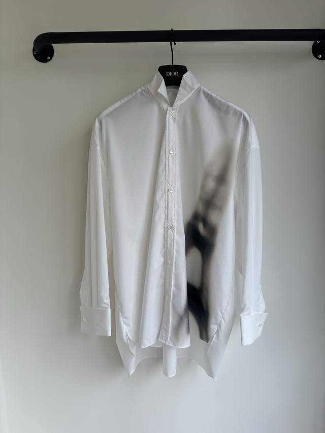最新款 Dio24春夏新款巴黎铁塔印花燕子领白衬衫出货采用百分百支数棉府绸精心制作，搭配优雅的燕子领，温柔而坚韧的美感，别具一格，令人想起精致高雅的燕尾服，贵气
