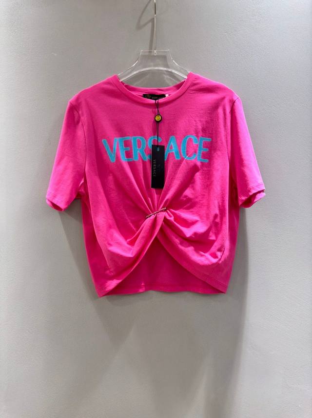 Versace 范思哲 女士 2024春夏最新彩色t恤。爆款系列！！休闲别针字母logo 短款短袖t恤上衣。多色可选smlxl