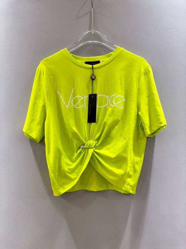 Versace 范思哲 女士 2024春夏最新彩色t恤。爆款系列！！休闲别针字母logo 短款短袖t恤上衣。多色可选smlxl