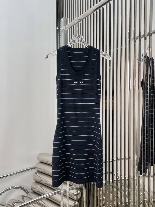新款！最新miu 24New 条纹针织连衣裙。尺码:Sml。 。