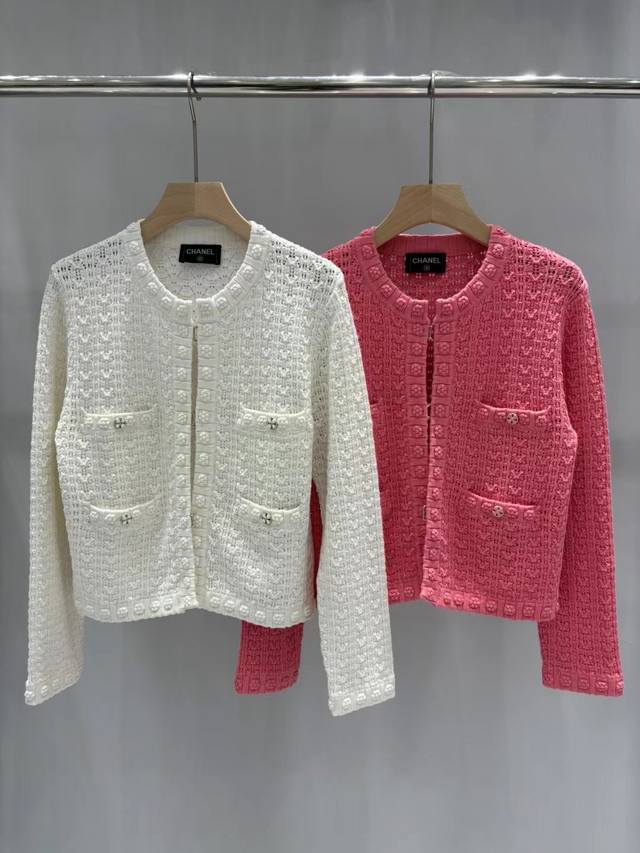 上新 Chanel 24早春新品浮雕花朵 圆领长袖镂空针织开衫 码数：36、38、40