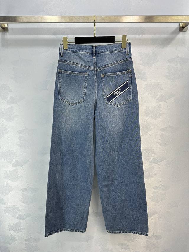 Prad*夏季新款高腰直筒牛仔裤腿裤体检设计搭配后口袋logo标语简约又高级，特别适合夏季穿着 1色3码sml。