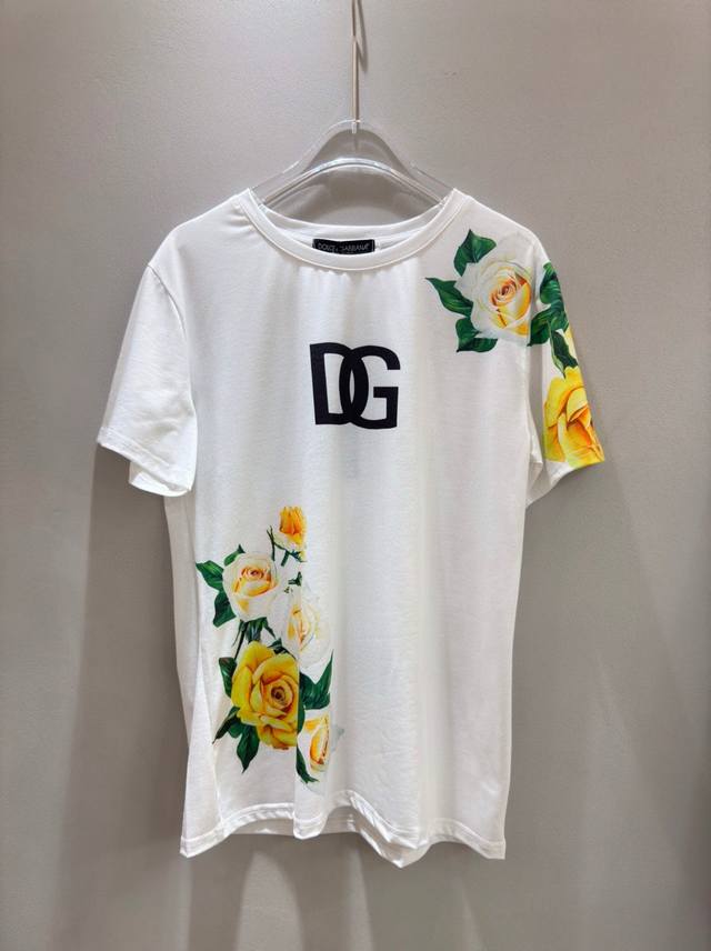 Dolce&Gabbana 杜嘉班纳2024春夏女士新款金黄色玫瑰花休闲时尚圆领短袖花朵印花t恤。Smlxl