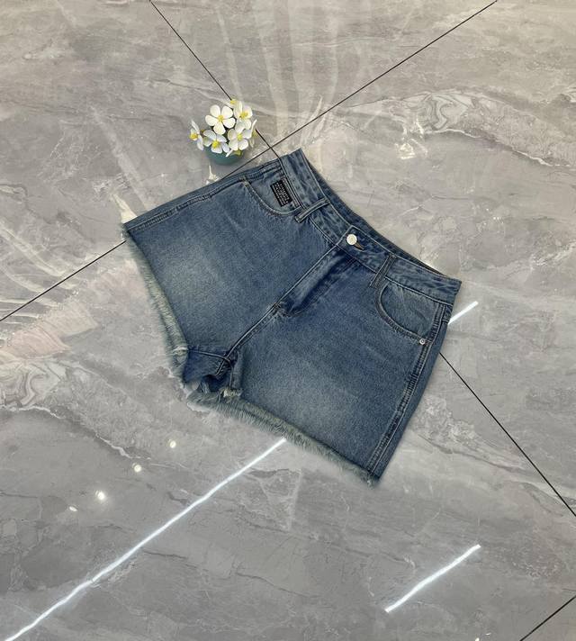 简单轻松的短裤是夏天必不可少舒适的选择 经典版型加数字刺绣 清爽自在 Smlxl