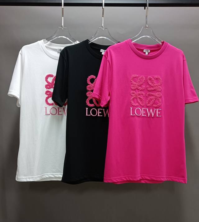 Loew*2024Ss春夏新款 荧光粉毛巾刺绣圆领短袖t恤 常规的t恤版型，宽松廓形拿捏街头的慵懒氛围感，给 搭配提供了无限可能，遮肉显瘦满分，人人都能穿出 不