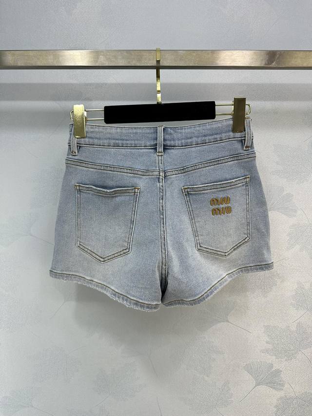 Miumi*夏季新款牛仔短裤浅色系特别适合夏季，穿着极简设计，搭配后背logo刺绣简约又百搭 1色3码sml。