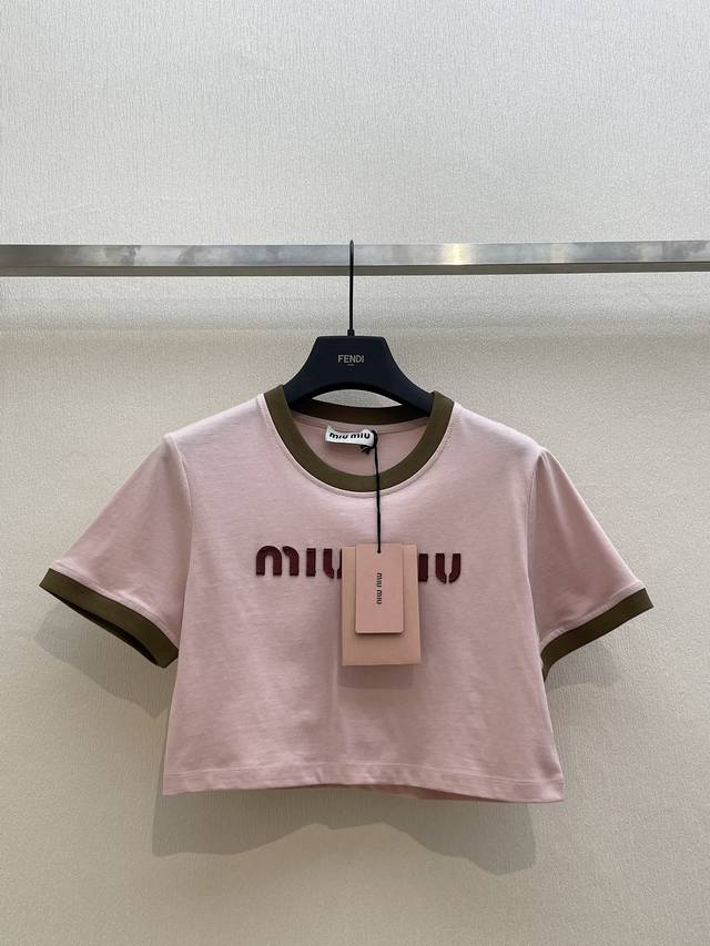 Miumiu2024春夏字母贴布刺绣短款t恤，时髦减龄百搭短袖，撞色超韩系，气质小短款少女风减龄又时髦，字母logo低调奢华，经典百搭的一款，单穿打底都可以，非