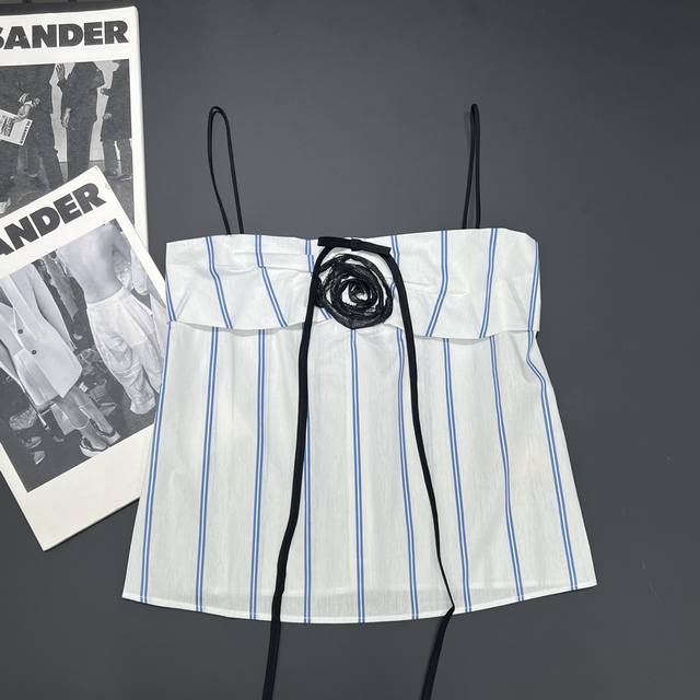 Marchen 24夏季夜调玫瑰条纹吊带优雅百搭上衣，吊带衫的蓝白条纹魅力，它的设计简约而不简单，条纹的经典配色，既显瘦又显气质，穿上它瞬间就能感受到那份独特的