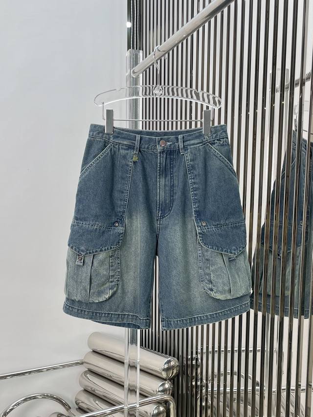 新款！最新r13 24New 做旧洗水大口袋工装牛仔短裤。尺码：Sml。