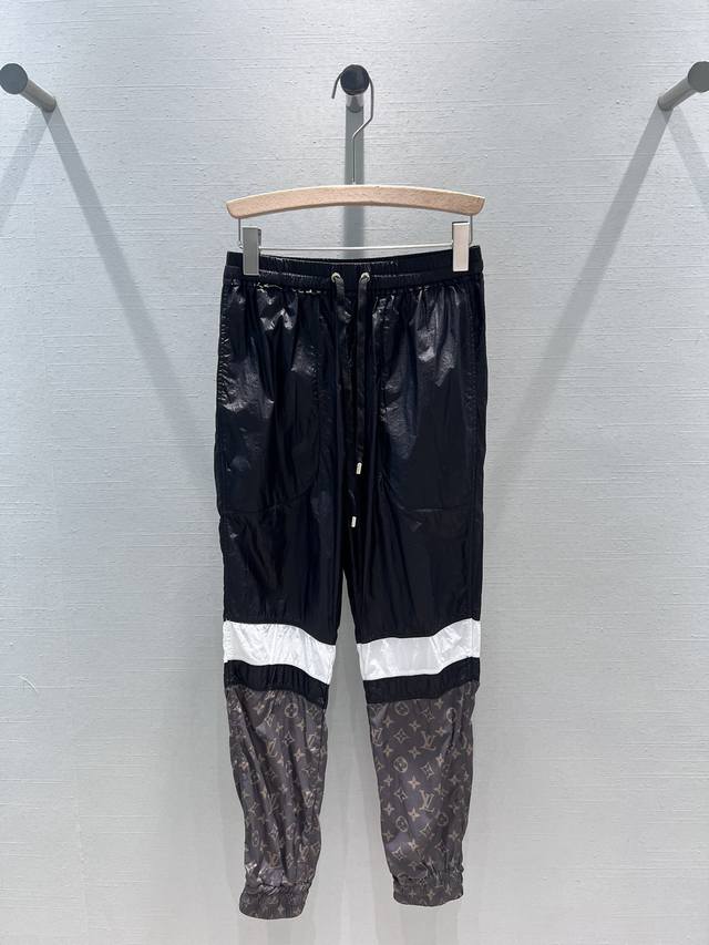 Louis Vuitto*24Ss春夏新款度假系列 老花拼色尼龙休闲裤 定制涂层的尼龙面料 自带光泽度的质感 吸睛时髦的老花拼色层次感 搭配同款夹克外套 一套上