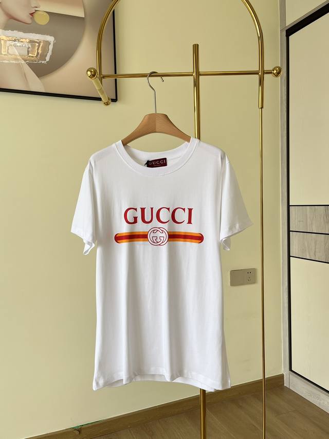 Gucci古驰 印花短袖t恤 这款可以说是既经典又时尚 随意上身搭配都炒鸡养眼吸睛 采用纯棉面料的透气性和吸汗性也非常出色，触感舒适亲肤透气，贴身穿也不会感觉到