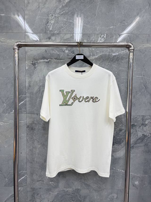 最高品质 1V 24Ss新款刺绣短袖t恤 取材柔软棉料，以串珠刺绣抒写1V Lovers 标识 码数：Xs-L