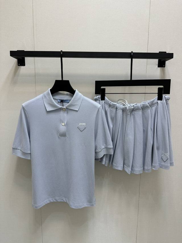 Prad* 24Ss春夏新品套装。轻薄珠地棉休闲polo衫+半裙一套轻松穿出休闲减龄感，定染很奶系的，显白无敌！三角标突出品牌特色，非常适合夏天的一套。Sml