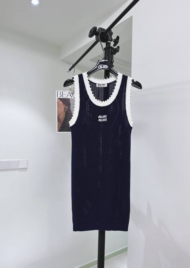 Miumi* 2024夏季新款针织连衣裙，撞色领边元素搭配镂空面料，轻薄透气，Sml