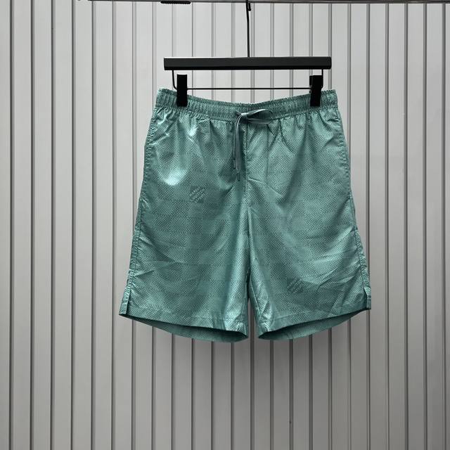 Lv路易威登ss24新款棋盘格印花绿色短袖衬衫短裤套装，印花弹力休闲短袖短裤套，全新设计师风格，棋盘绿色相间效果图案，一定要自留的一款，上身效果百搭，是夏天海边