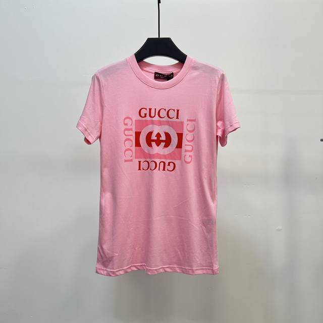 Gucci24Ss新款 Logo印花短袖t恤，休闲风格服饰尽展率性风范，T恤采用落肩设计，合身款剪裁，同时匠心融蕴各式标志性装饰，这款柔美t恤以粉色针织棉匠心打