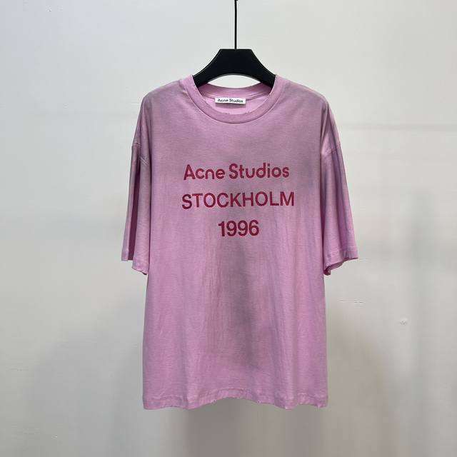 终于等到acne1996做旧渐变粉色短袖，1996系列太适合夏天穿，少女粉满满的青春活力气息，一点也抵挡不住呀，采用棉质面料，饰有喷涂复古妆感，宽松的中性版型和