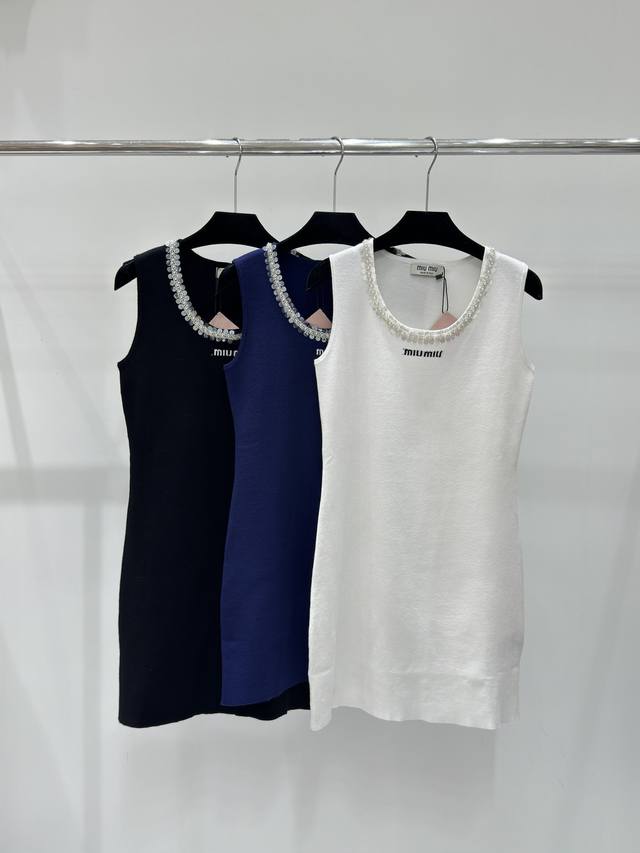 Miu家春夏新款 纯色字母提花领边钉珠针织连衣裙，颜色：黑色 白色 宝蓝，尺码：36.38.40。