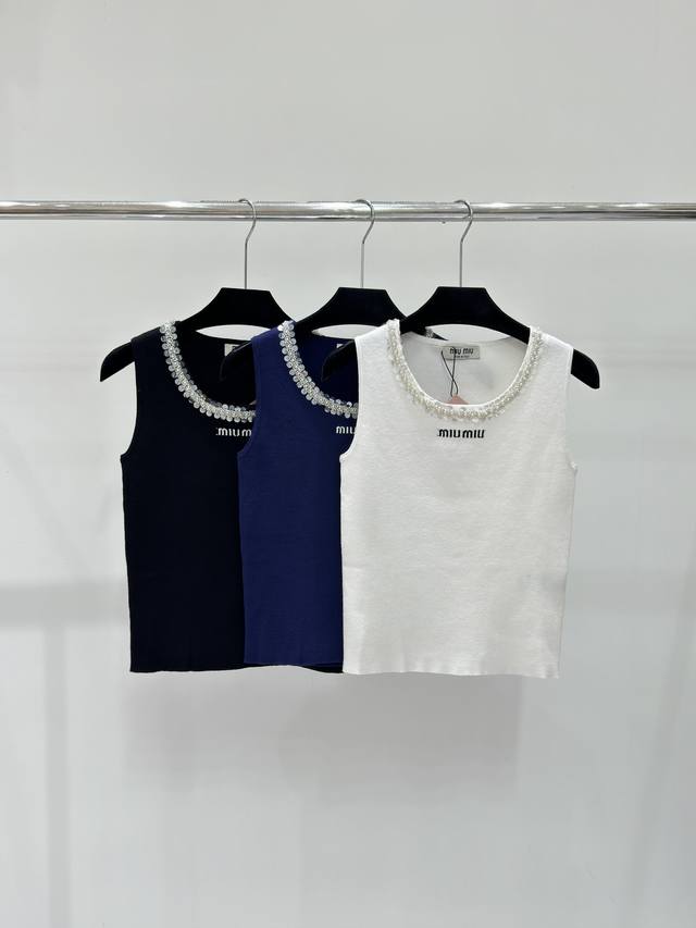 Miu家春夏新款 纯色字母提花领边钉珠针织背心，颜色：黑色 白色 宝蓝，尺码：36.38.40。