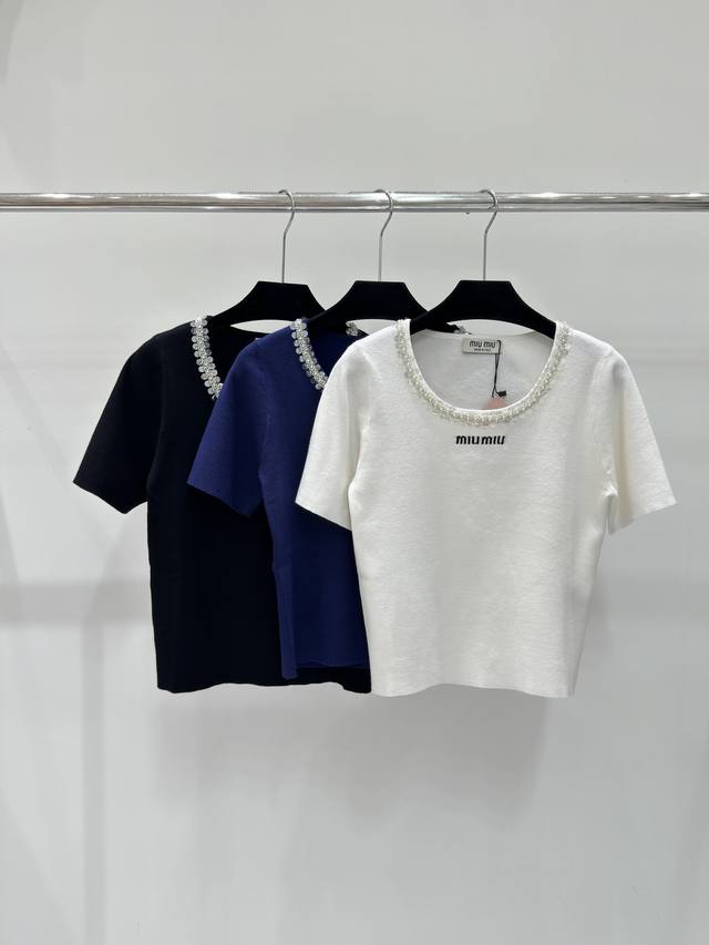 Miu家春夏新款 纯色字母提花领边钉珠针织短袖，颜色：黑色 白色 宝蓝，尺码：36.38.40。