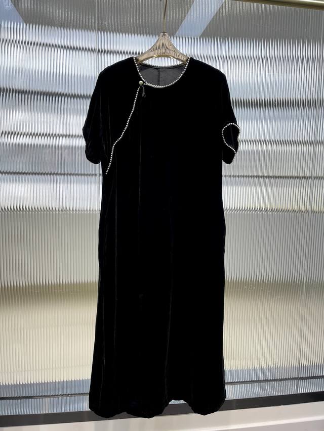 上新系列款裙子来了 2034新款珍珠链条真丝丝绒连衣裙 版型宽松大版包容性极强 S～Xxl