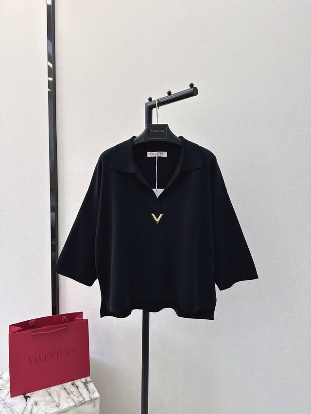 Vltn 24Ss 春夏最新款v字五金装饰喇叭七分袖廓形针织衫超美奶油白 百搭黑色 爱不释手就是它了～～ 低调又不失柔美 绝对让你惊艳的单品 短款版型 V领设计