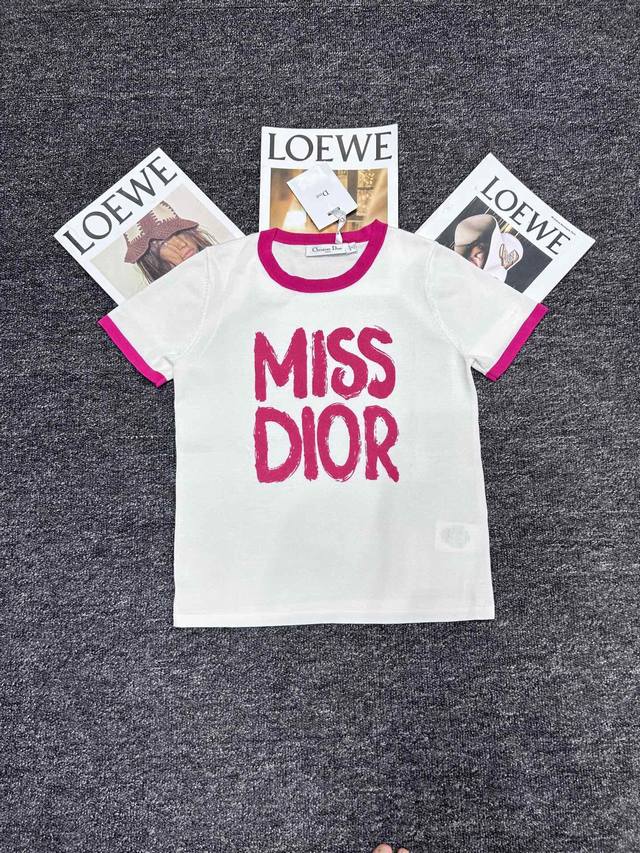 迪奥&Dior拼色短袖，时尚印花，简约不失个性，轻松打造优雅夏日造型，展现女性独特魅力。三码三色