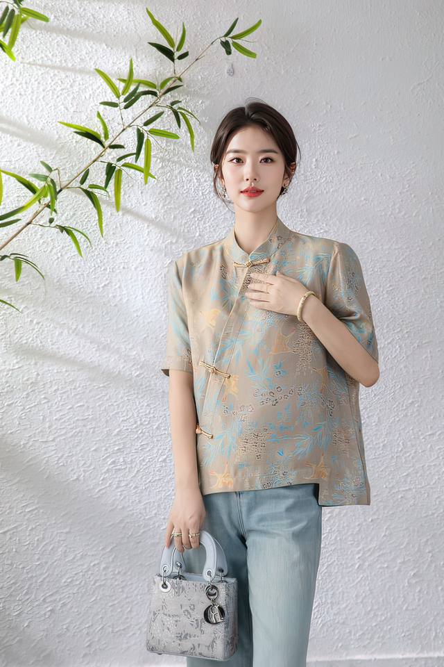 新中式斜门襟盘扣国风提花真丝宋锦短袖上衣。 一款3花色：粉花，蓝色，黄色。 面料：真丝宋锦 码数smlxl。