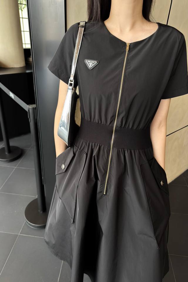 Prad* 24Ss夏季新款短袖连衣裙 经典三角标装饰 螺纹收腰设计 高品质 两色三码sml