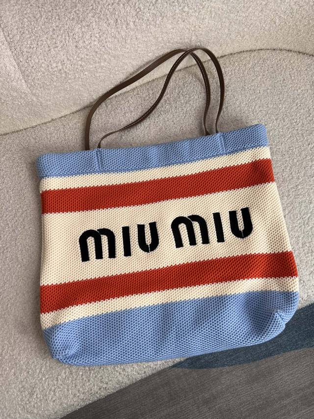 新款 ！Miumi*，字母拼色条纹编织包包， 撞色设计百搭时尚！