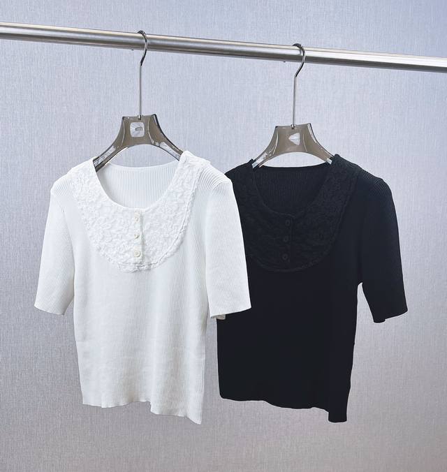 Miumiu 夏季新款 圆领短袖，蕾丝花边拼接，非常减龄。天丝+桑蚕丝面料，面料柔软舒适，吸湿透气，夏天上身不闷热。 颜色：白色 黑色 Size：S M L 实