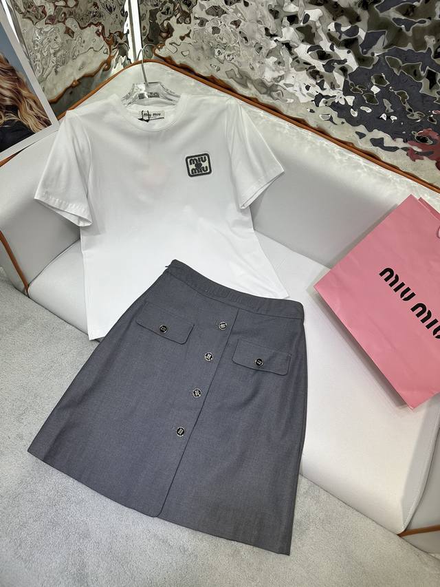 Miumi* 24Ss夏季新款t恤半裙套装 字母徽章装饰 版型超正 两色三码sml