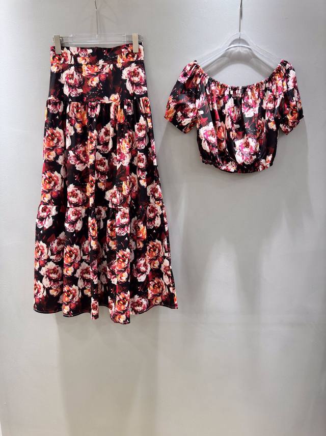 套装d&G杜嘉班纳 女士枣红色蔷薇花朵印花性感一字肩短袖上衣＋高腰中长款半身裙 套装两件套。Smlxl