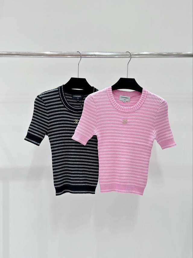 Ch家 春夏新款 条纹双c饰品针织圆领短袖 颜色：黑色 粉色 尺码：36.38.40