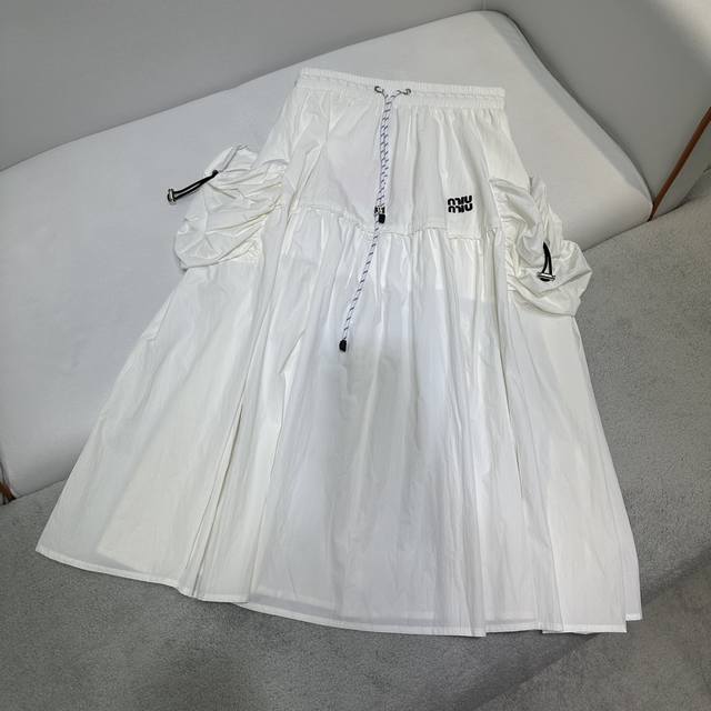 Miu家尼龙学院风科技面料口袋半裙+外套 一系列款～巨美的原版定制海洋再生科技尼龙面料。垂顺舒适透气，版型百搭不挑人上身美的不要不要的！ 定制辅料 完美做工品质