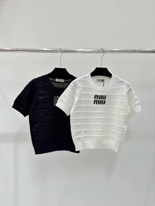 Miu家 春夏新款 纯色字母水钻饰品针织圆领短袖 颜色：白色 黑色 尺码：36.38.40