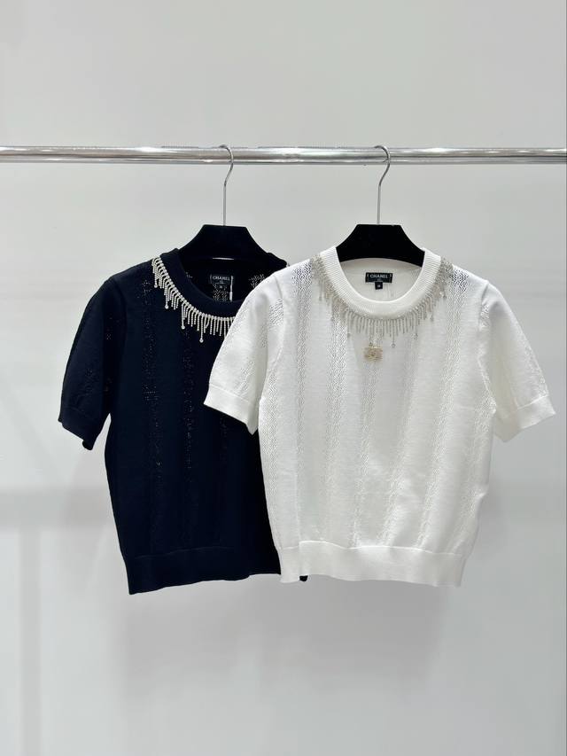 Ch家 春夏新款 纯色领边钉珠装饰针织短袖 颜色：白色 黑色 尺码：36.38.40